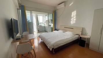 Comfort Condo | Laptop workspace, free WiFi