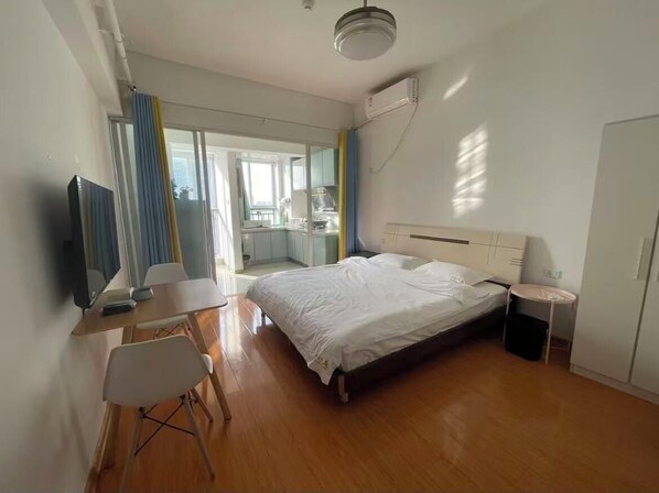 Comfort Condo | Laptop workspace, free WiFi