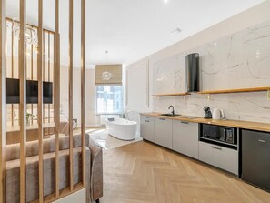 Studio Suite, Courtyard View | Private kitchen