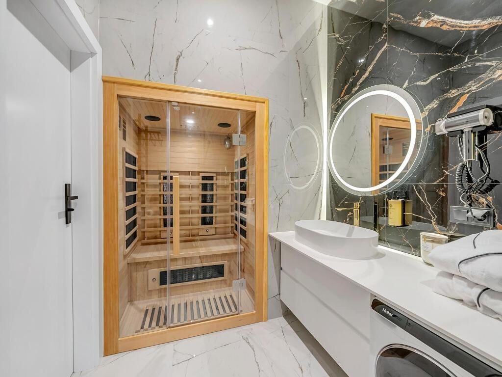 Luksushuoneisto, näköala pihalle | Kylpyhuone