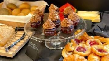 Tägliches Frühstücksbuffet (49 PLN pro Person)