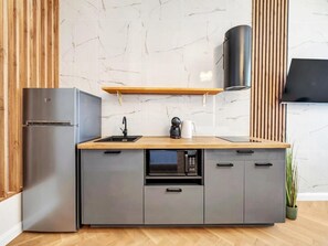 Luxury Apartment, Courtyard View | Private kitchen