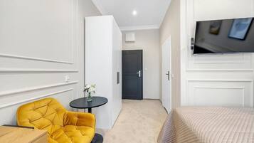 Deluxe Double Room, Courtyard View | Living area