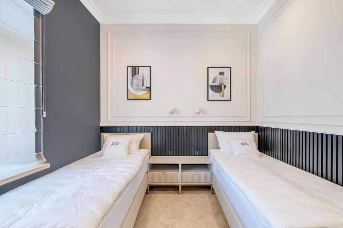 Habitación Deluxe con 2 camas individuales, vistas al patio | Caja fuerte, cortinas opacas, wifi gratis