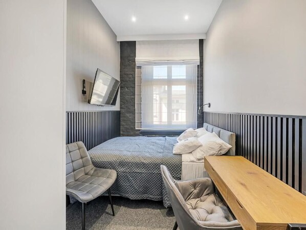 In-room safe, blackout drapes, free WiFi