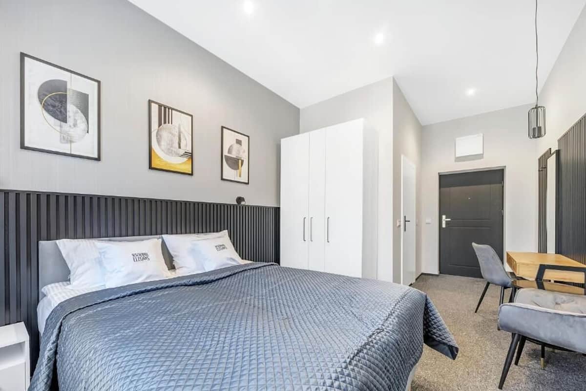 Habitación doble, vistas a la ciudad | Caja fuerte, cortinas opacas, wifi gratis