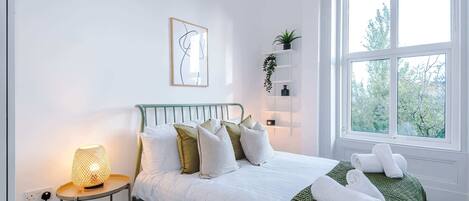 Escrivaninha, ferros/tábuas de passar roupa, Wi-Fi, roupa de cama