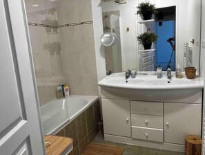 Hair dryer, towels, toilet paper - Spacious, terrace, parking (La Ciotat)