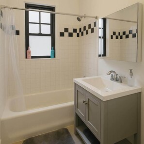 Shower, hair dryer, shampoo - 1BR Fully Equipped & Central (Chicago)