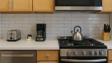 Réfrigérateur, micro-ondes, four, plaque de cuisson