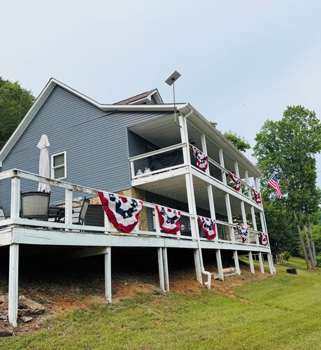 Welcome to Blue Pearl! Lakeview Retreat Steps from Sugar Hollow Marina.