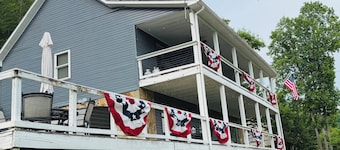 Welcome to Blue Pearl! Lakeview Retreat Steps from Sugar Hollow Marina.