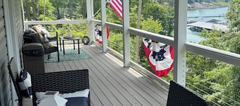 Welcome to Blue Pearl! Lakeview Retreat Steps from Sugar Hollow Marina.