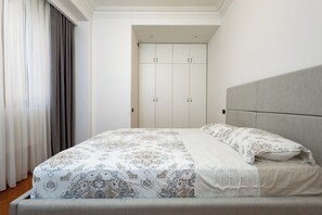 Departamento, 2 habitaciones, balcón | Ropa de cama de alta calidad y cortinas blackout 