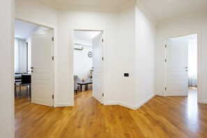 Appartement, 2 chambres, balcon | Aire de séjour | Téléviseur à écran plat de 50 po avec télévision par câble