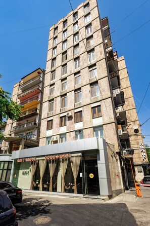Front of property - Apartment by Luxe Group SN290 (Yerevan)