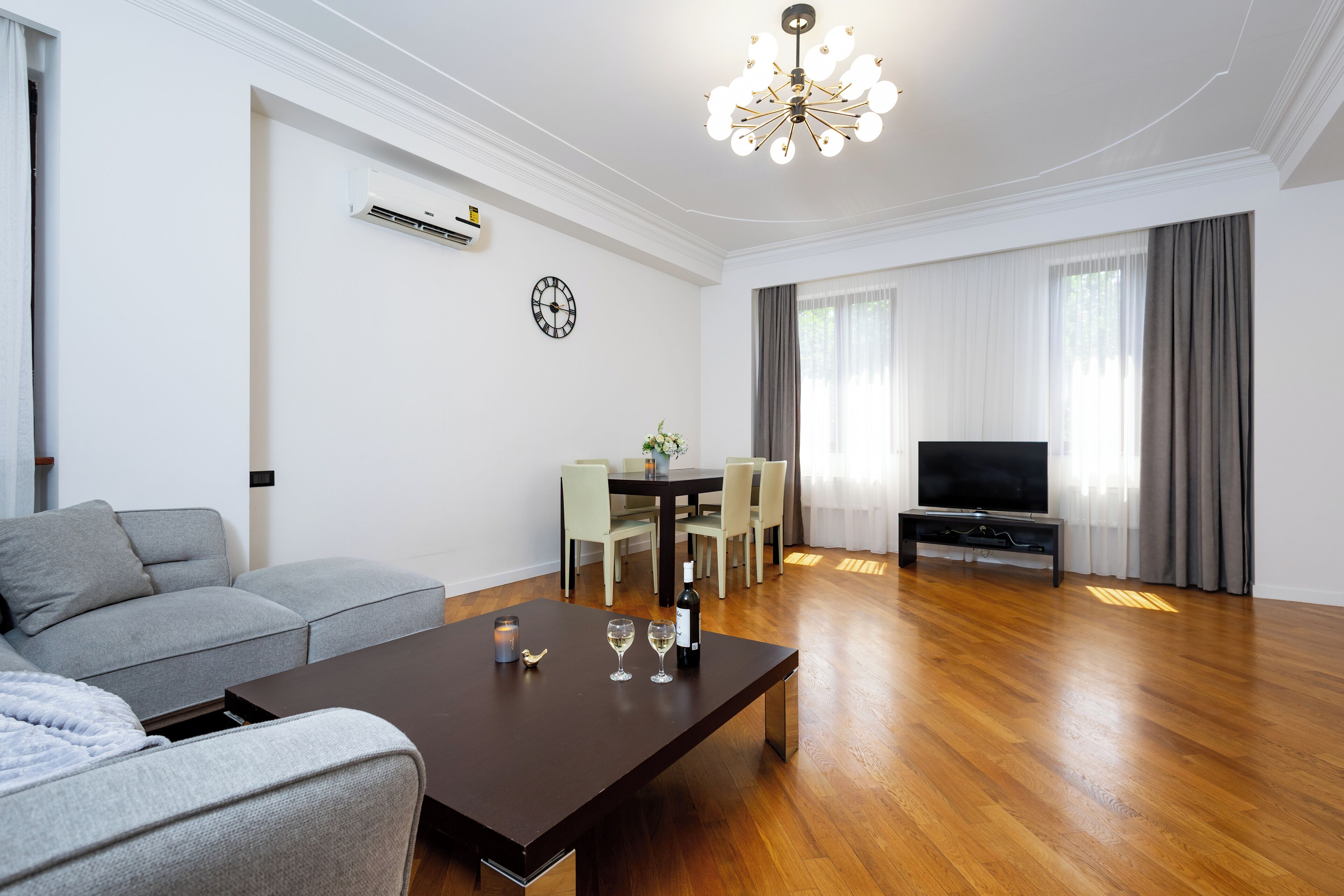 Departamento, 2 habitaciones, balcón | Área de sala de estar | Televisión de pantalla plana de 50 pulgadas con canales por cable 