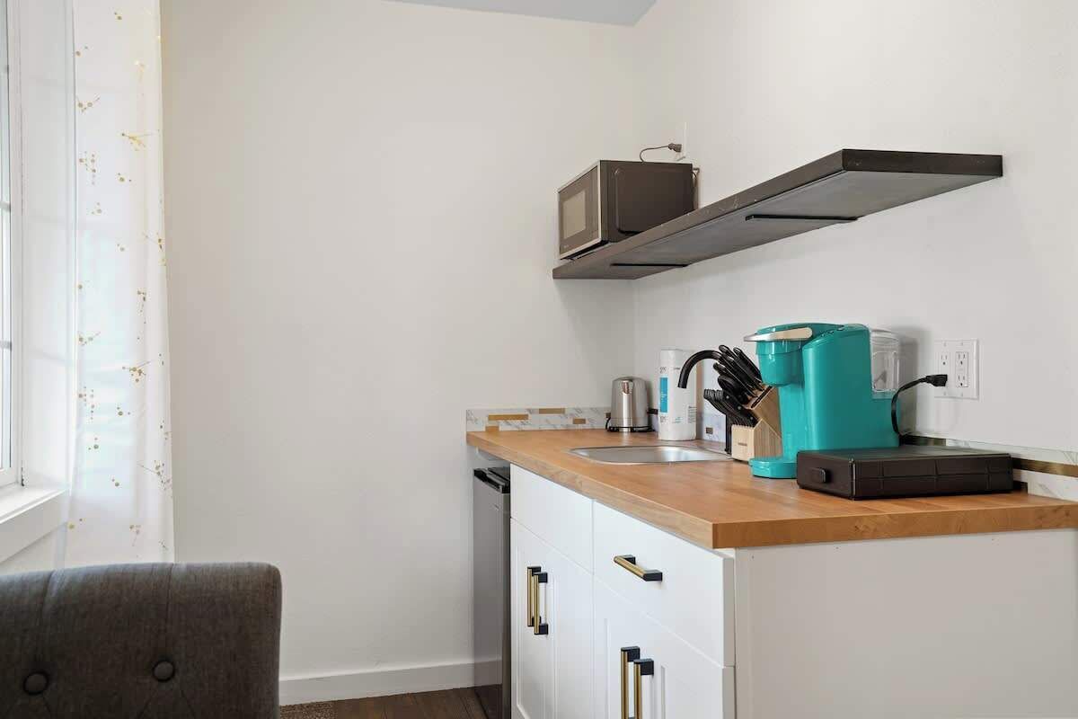 Microondas, cafetera y tetera y utensilios de cocina 