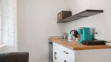 Mikrobølgeovn, kaffe-/temaskine, køkkentøj/tallerkener/redskaber