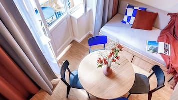 Una televisión, una oficina