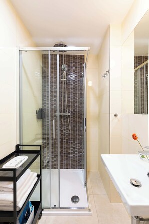 Dusche, Haartrockner, Shampoo