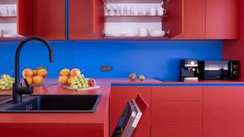 Réfrigérateur, micro-ondes, plaque de cuisson, cafetière/bouilloire