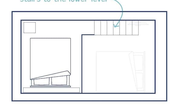 Un plan d’étage avec un escalier menant à un niveau inférieur.
