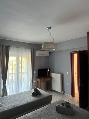 Hus - utsikt mot trädgården | Värdeförvaringsskåp på rummet, strykjärn/strykbräda och gratis wi-fi