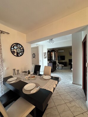 House, Garden View | Living area | 32-inch flat-screen TV with cable channels