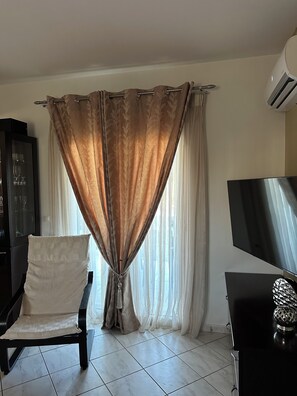 Hus - utsikt mot trädgården | Vardagsrum | 32-tums platt-tv med kabelkanaler