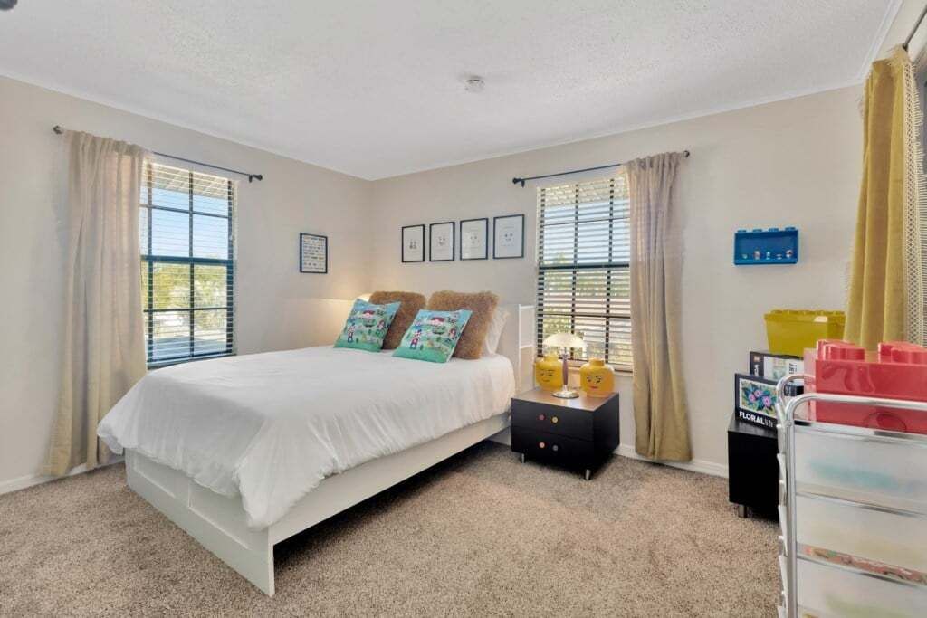 8 bedrooms, laptop workspace, iron/ironing board, cribs/infant beds