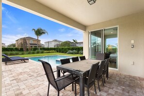 Villa, 6 Bedrooms | Outdoor dining