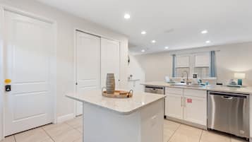 Villa, 6 Bedrooms | Interior