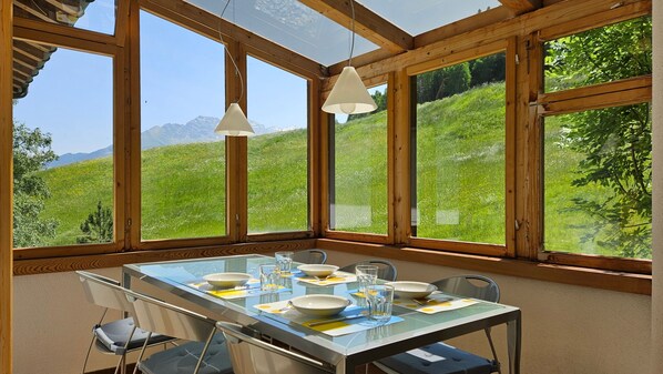 Dining - Holiday flat "Desideria" with sauna and pool (Salouf)