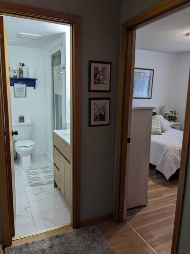 Cozy Private Room, Very close to Hospital, College & University, Free Parking.