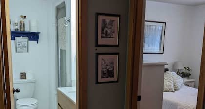 Cozy Private Room, Very close to Hospital, College & University, Free Parking.