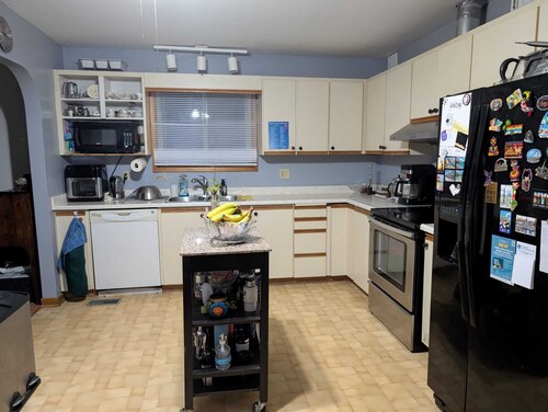 Cozy Private Room, Very close to Hospital, College & University, Free Parking.