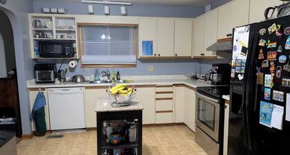 Cozy Private Room, Very close to Hospital, College & University, Free Parking.