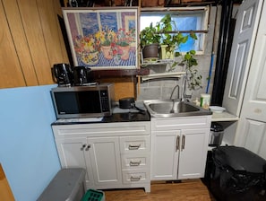 Fridge, microwave, coffee/tea maker, electric kettle - Cozy Private Room, Very close to Hospital, College & University, Free Parking. (Peterborough)