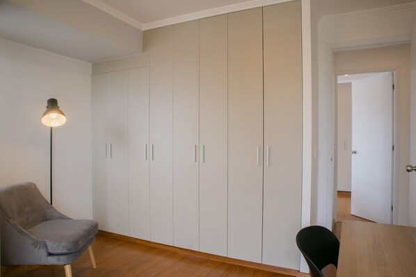 Apartemen | 2 kamar tidur, meja kerja, dan internet