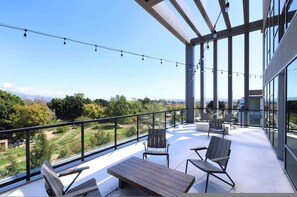 Apartment - Bright Condo 10 Min From Disneyland With Pool GYM (Santa Ana)