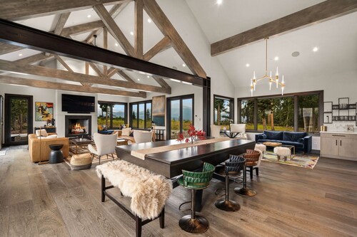 Private Luxury Escape | Deck, Hot Tub + Views!