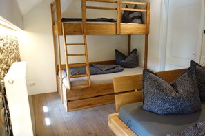 Apartment | 5 bedrooms, iron/ironing board, bed sheets - Lichtdurchflutetes Apartment mit Sauna & Kamin (Grossharthau)