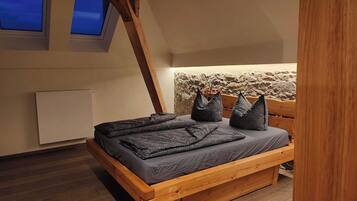 5 bedrooms, iron/ironing board, bed sheets