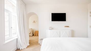 Bureau, espace de travail pour ordinateur portable, rideaux occultants