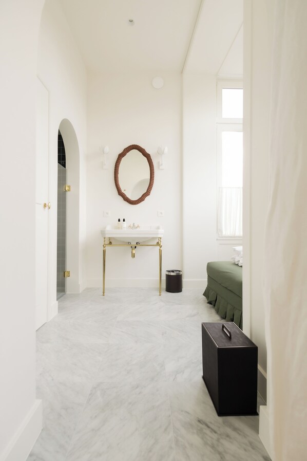 Deluxe Double Room, City View | Bathroom | Shower, hair dryer, towels, soap - La Villa Rosa (Bruges)