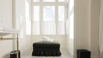 Deluxe tweepersoonskamer, uitzicht op de stad | Badkamer | Een douche, een haardroger, handdoeken, zeep