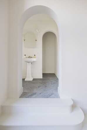 Deluxe Double Room, City View | Bathroom | Shower, hair dryer, towels, soap - La Villa Rosa (Bruges)