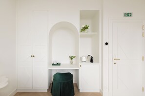 Deluxe Double Room, City View | Desk, laptop workspace, blackout drapes, soundproofing - La Villa Rosa (Bruges)