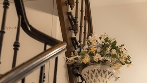 Una escalera con un farol decorativo blanco en la parte superior.